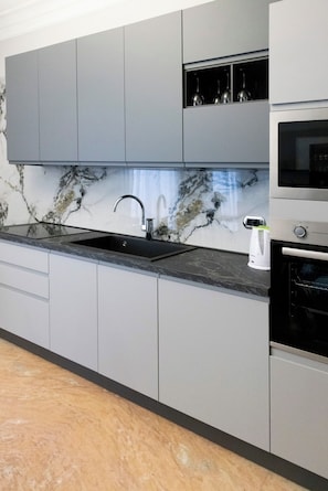 Refrigerador, microondas, horno, placa de cocina