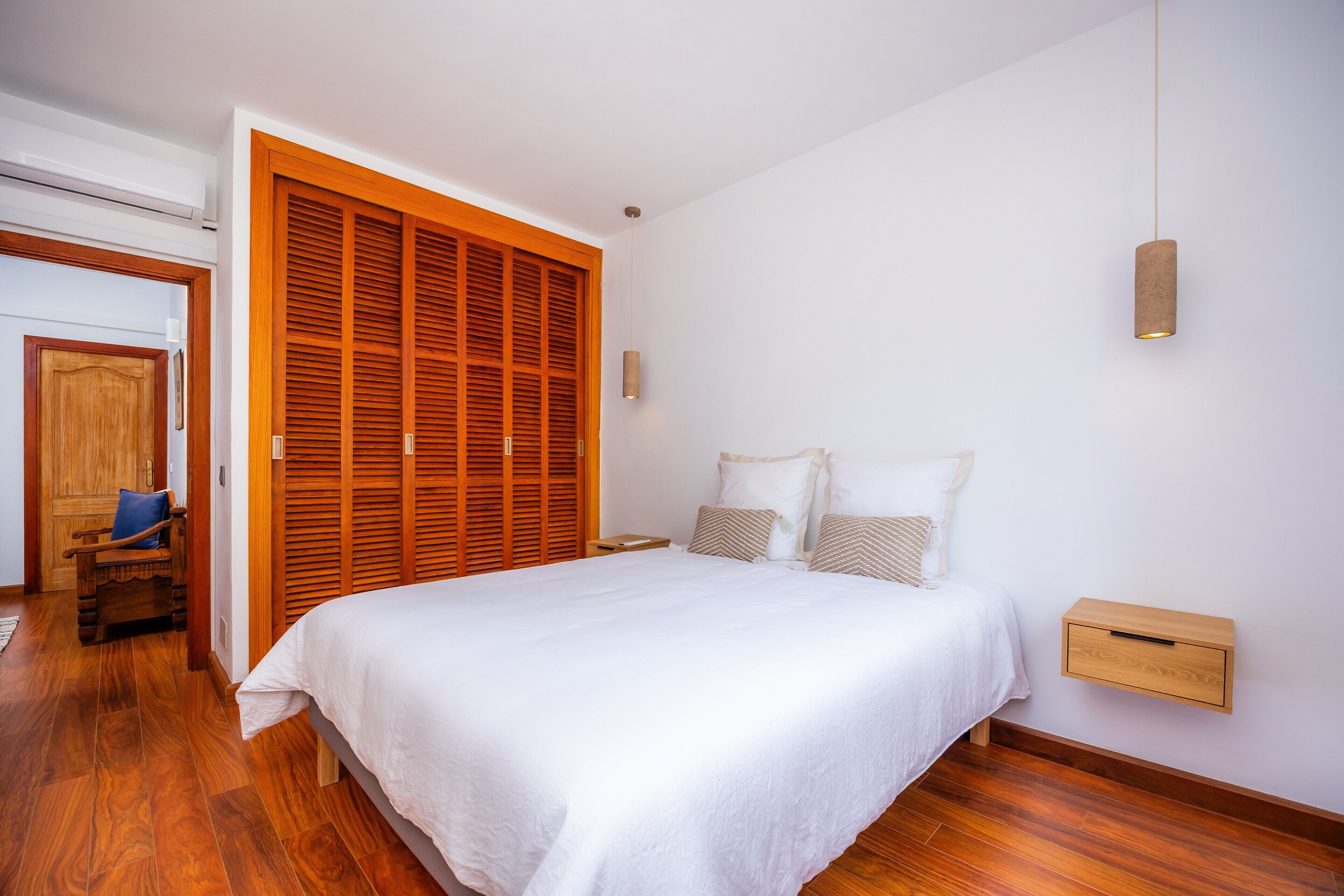 4 bedrooms, desk, iron/ironing board, WiFi