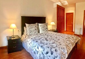 4 bedrooms, desk, iron/ironing board, WiFi