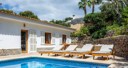 Villa 'Tramuntana' with Sea View, Wi-Fi and Air Conditioning
