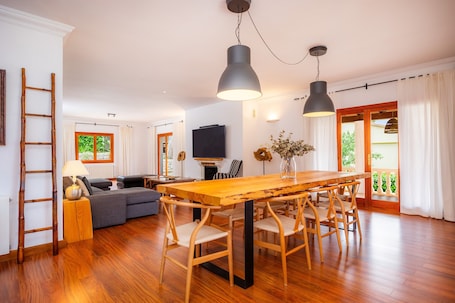 Speisen. Villa 'Tramuntana' mit Meerblick, WLAN und Klimaanlage