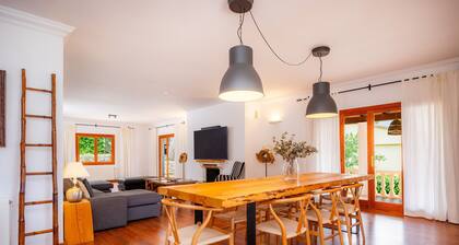 Villa 'Tramuntana' with Sea View, Wi-Fi and Air Conditioning