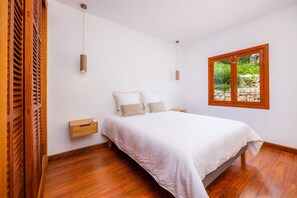 4 bedrooms, desk, iron/ironing board, WiFi