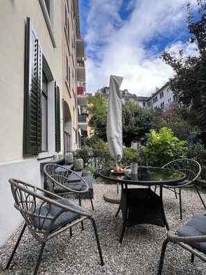 Outdoor dining - Cozy Zurich Getaway Lake Access Private Garden (Zürich)