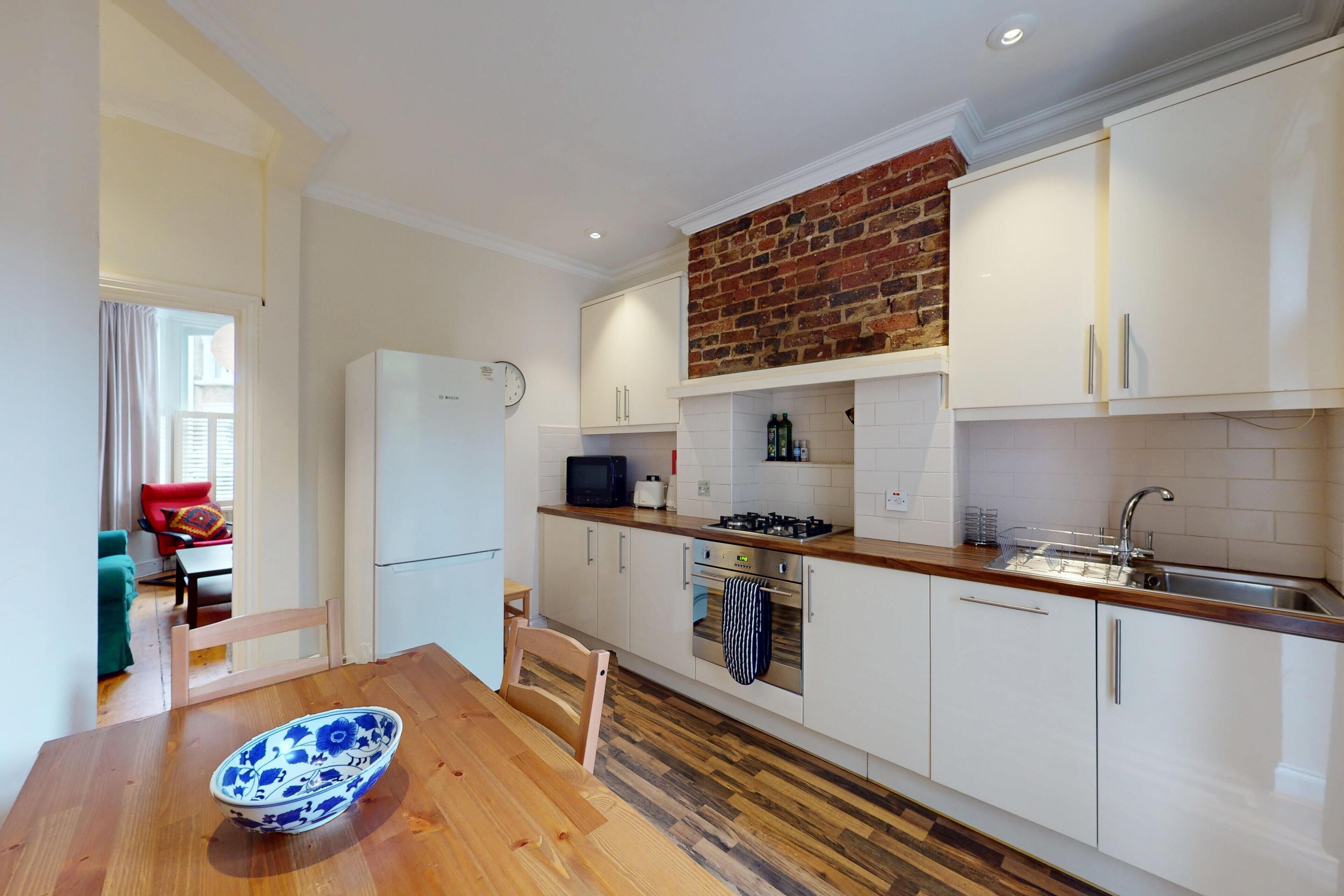 ثلاجة، ميكروويف، فرن، موقد طهي مسطح