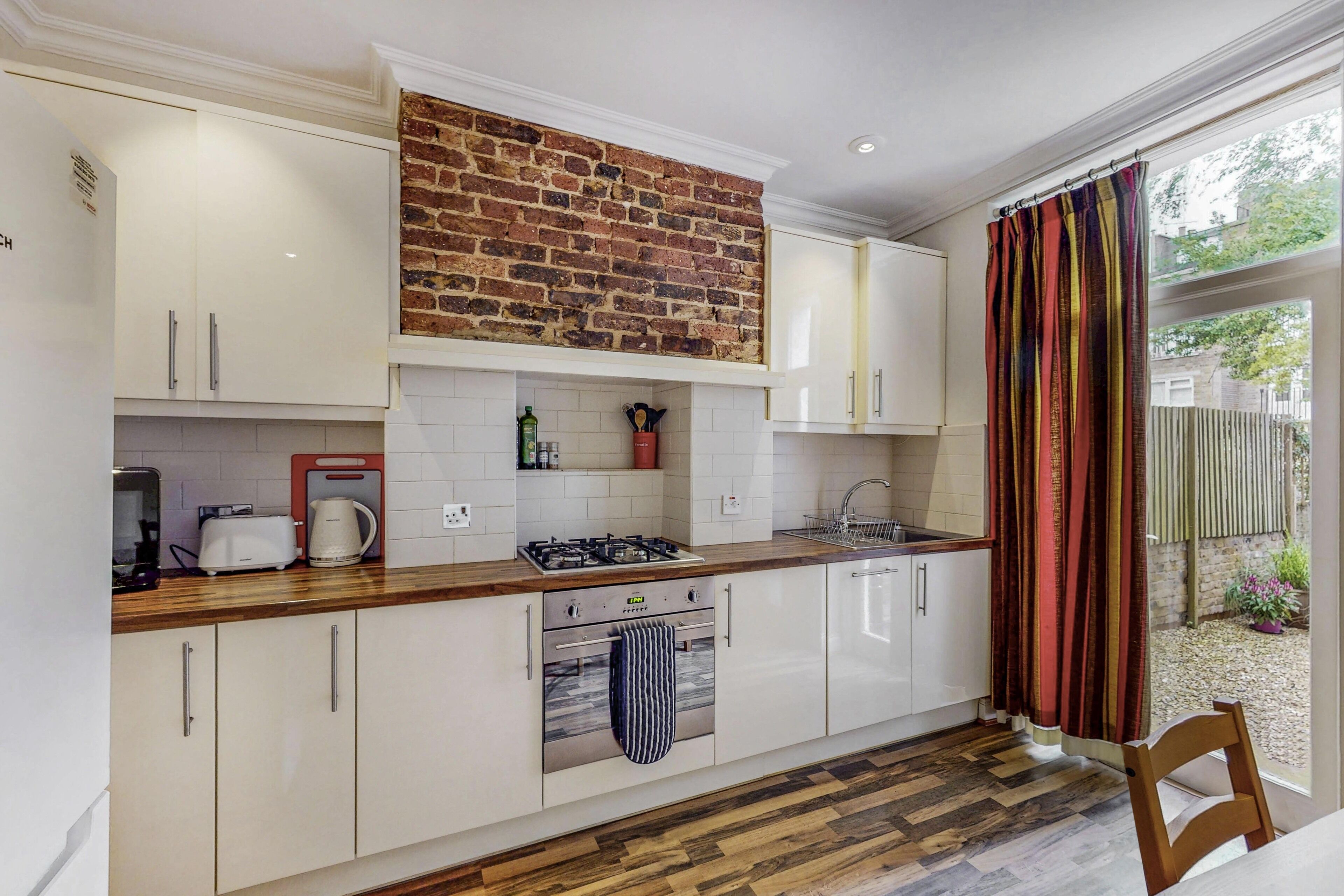 ثلاجة، ميكروويف، فرن، موقد طهي مسطح