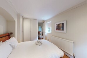 1 habitación, tabla de planchar con plancha, wifi gratis y ropa de cama