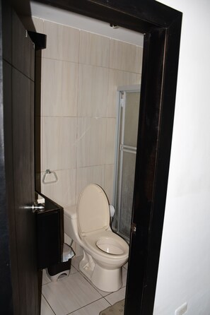 Shower, soap, toilet paper - Enjoyable apartment with AC in vibrant Tonsupa (Tonsupa)