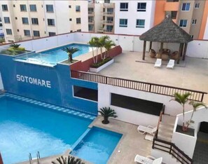 Una piscina al aire libre