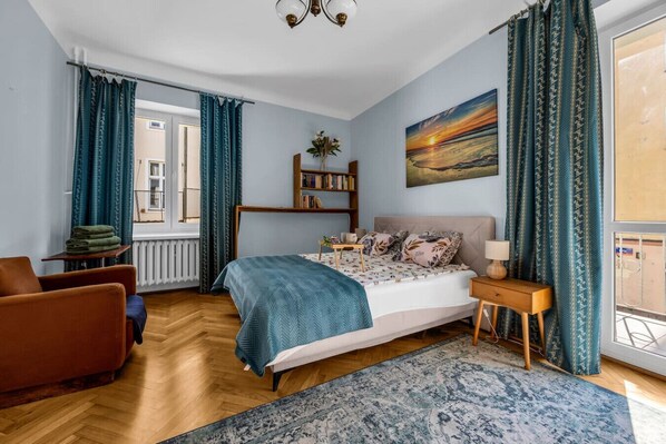 2 bedrooms, desk, iron/ironing board, WiFi