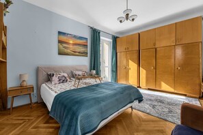 2 bedrooms, desk, iron/ironing board, WiFi