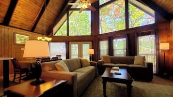 Cabana com design assinado, 3 quartos, varanda, ao lado da montanha | Sala de estar | Smart TV 32 polegadas com canais a cabo, lareira