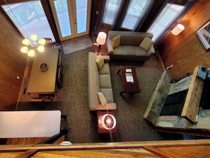 Cabana com design assinado, 3 quartos, varanda, ao lado da montanha | Sala de estar | Smart TV 32 polegadas com canais a cabo, lareira