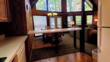 Cabana com design assinado, 3 quartos, varanda, ao lado da montanha | Cozinha privada | Geladeira, micro-ondas, fogão, cooktop