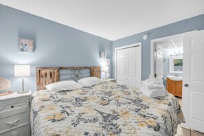 1 bedroom, desk, iron/ironing board, WiFi - Coral Cottage at the Cabana! (Carolina Beach)