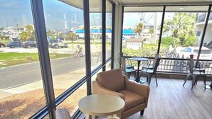Ein modernes Interieur mit großen Fenstern, Ledersitzmöbeln und Blick auf die Straße.
