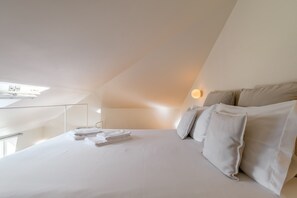 1 bedroom, iron/ironing board, WiFi, bed sheets - Apartment 'Loft Bica Com Vista Para O Rio' with Wi-Fi and Air Conditioning (Lisboa)