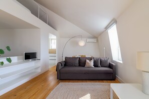 TV - Apartment 'Loft Bica Com Vista Para O Rio' with Wi-Fi and Air Conditioning (Lisboa)