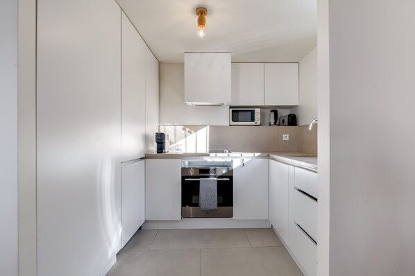 Fridge, microwave, oven, stovetop - Apartment 'Loft Bica Com Vista Para O Rio' with Wi-Fi and Air Conditioning (Lisboa)