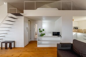 TV - Apartment 'Loft Bica Com Vista Para O Rio' with Wi-Fi and Air Conditioning (Lisboa)