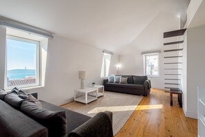 TV - Apartment 'Loft Bica Com Vista Para O Rio' with Wi-Fi and Air Conditioning (Lisboa)