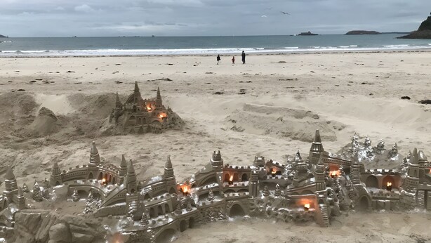 A sandy beach with a large sandcastle and a detailed sand sculpture of a castle. - Gîte ti glas - Les Gîtes de la Cour Chevalier (La Fresnais)
