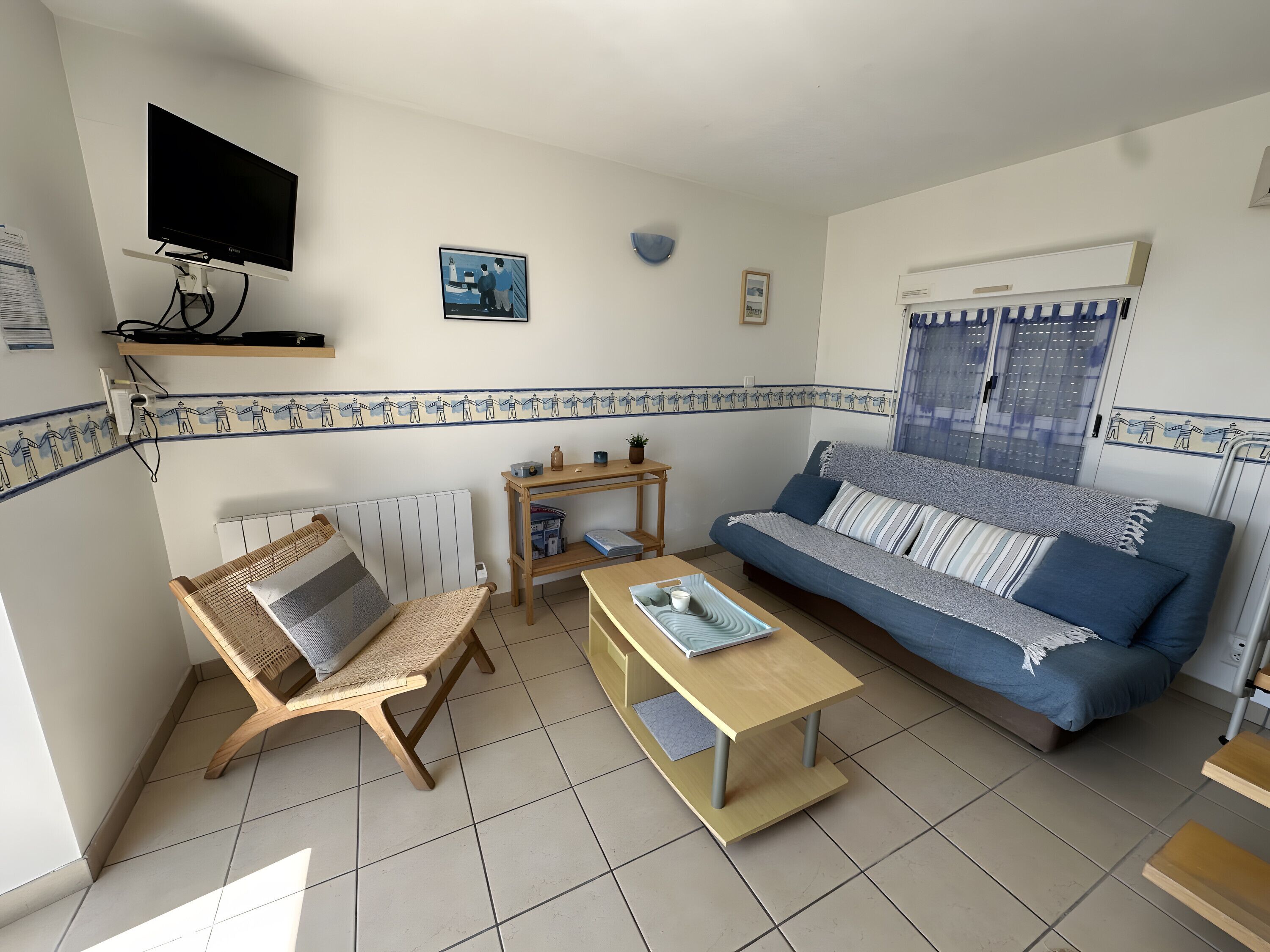 Een televisie en een tafeltennistafel