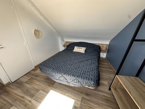 2 bedrooms, iron/ironing board, WiFi