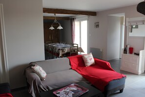 Télévision, cheminée, table de tennis de table