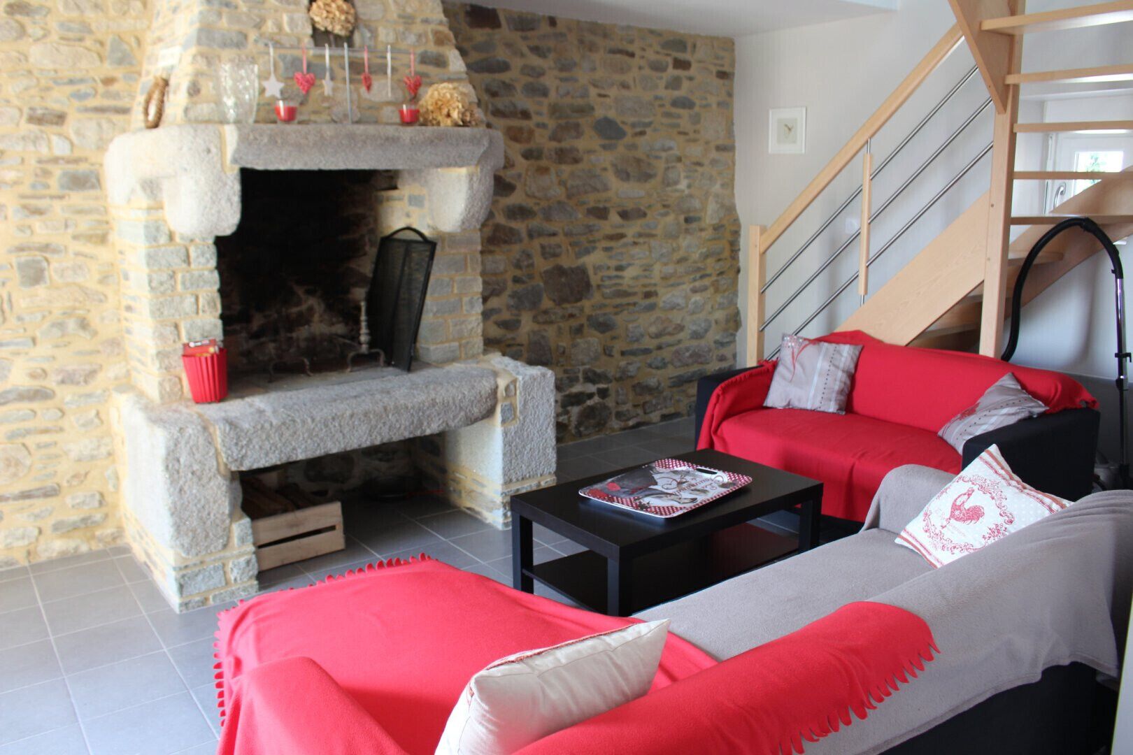 Een televisie, een open haard en een tafeltennistafel