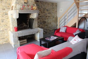 Televisie, een open haard en een tafeltennistafel