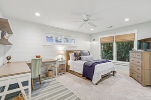 4 bedrooms, iron/ironing board, Internet, bed sheets