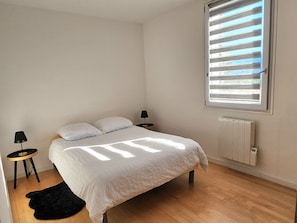 3 bedrooms, iron/ironing board, bed sheets