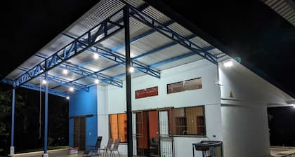 Jungle getaway, visit our fascinating home in the rain forest and by the river!