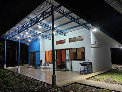 Jungle getaway, visit our fascinating home in the rain forest and by the river!