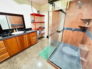 Shower, towels, soap, toilet paper - Jungle getaway, visit our fascinating home in the rain forest and by the river! (La virgen)