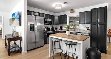 5/3 Beach Bungalow w/ Enclosed Pool in Vero Beach