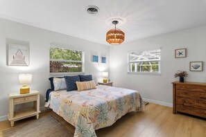 5 habitaciones, escritorio y tabla de planchar con plancha 