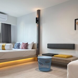 Una habitación de hotel moderna con cama, mesita de noche y lámpara de pared.