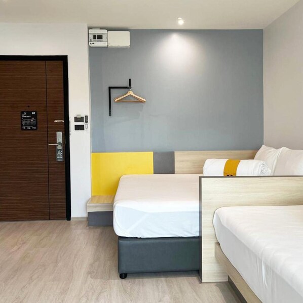 Una habitación de hotel con cama, mesita de noche y armario.