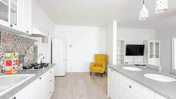 Fridge, microwave, oven, stovetop