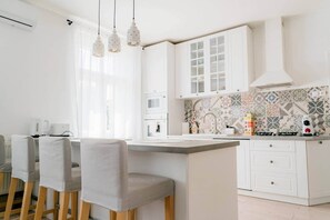 Frigorifero, microonde, forno, piano cottura