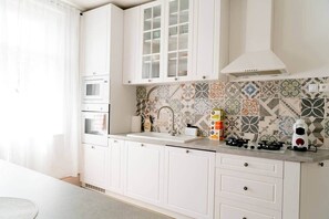 Frigorifero, microonde, forno, piano cottura