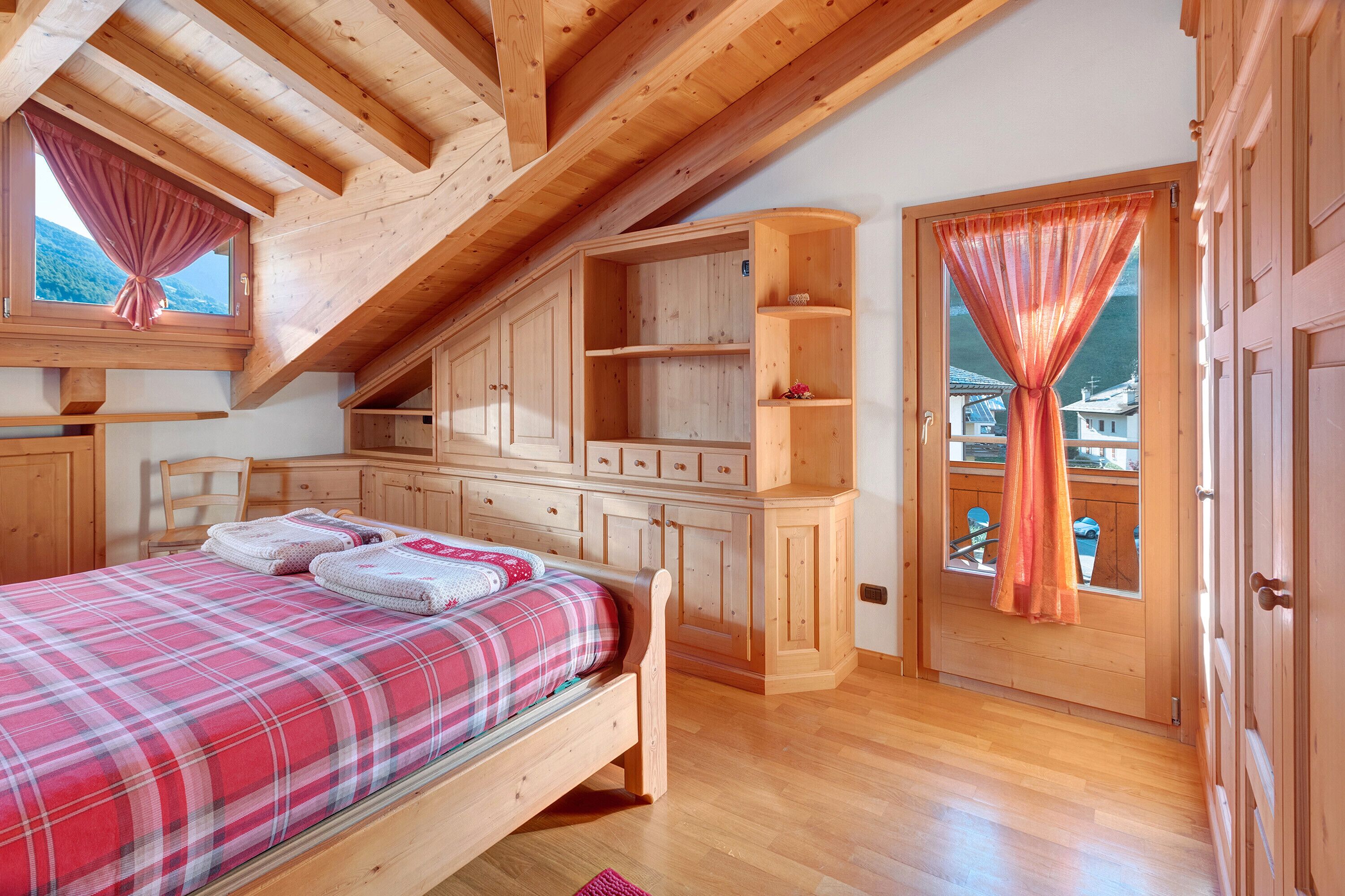 2 dormitorios, escritorio, tabla de planchar con plancha y wifi