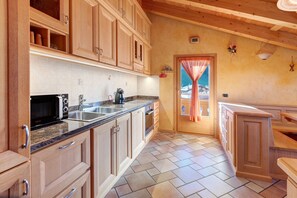 Kylskåp, mikrovågsugn, ugn och spishäll