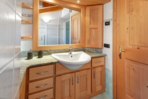 Suihku, ilmaiset hygieniatuotteet, hiustenkuivaaja, pyyhkeet