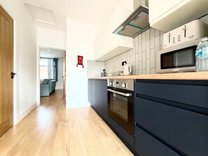 冷蔵庫、電子レンジ、オーブン、コンロ