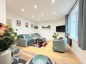 TV, books - Modern Central 2BR • Sleeps 6 • Walk to Station (Brighton and Hove)