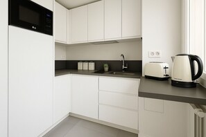 Kühlschrank, Mikrowelle, Herdplatte, Toaster