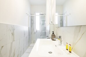 Dusche, Haartrockner, Bidet, Handtücher